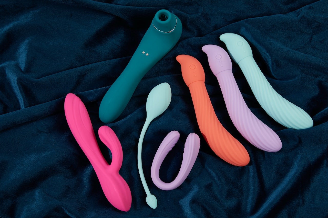 Dildo o vibratore: quale preferire tra i due sex toys?